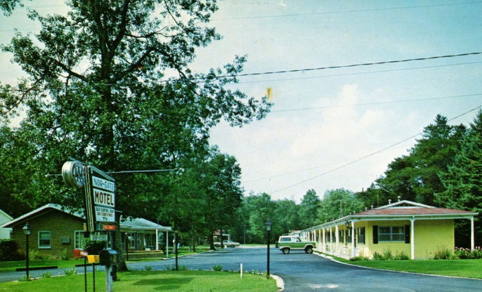 Totem Lodges (Nor-Gate Motel) - Old Postcard (newer photo)